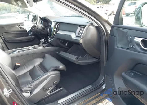 2019 Volvo Xc60 T5 Momentum z USA, uszkodzony, nr VIN LYV102RK1KB177988